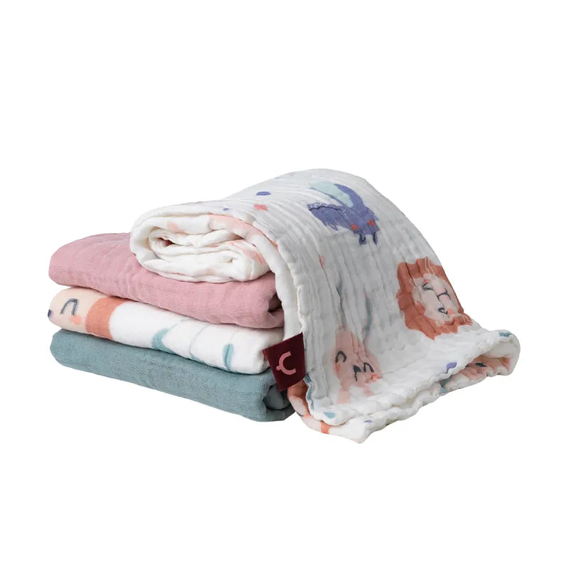 Pack de cuatro muselinas Happymami enrolladas, una con estampado de león y conejo