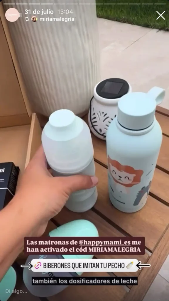 Mano mostrando un dosificador menta Happymami junto a un termo Happyanimals menta en una mesa