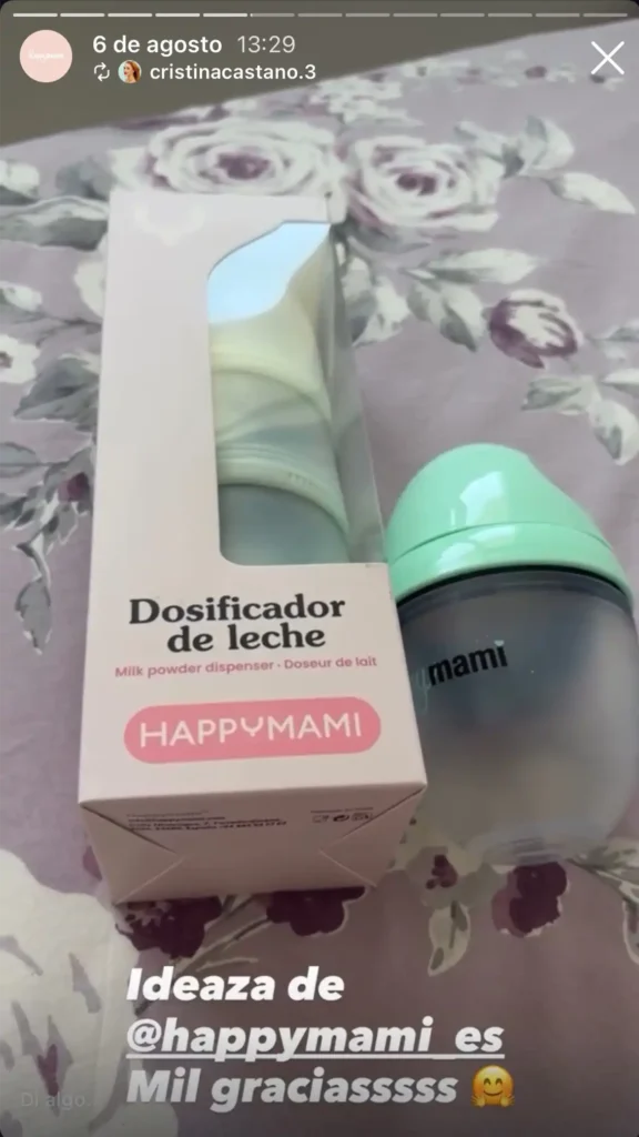 Dosificador de leche Happymami en su caja rosa junto a un biberón con tapa menta