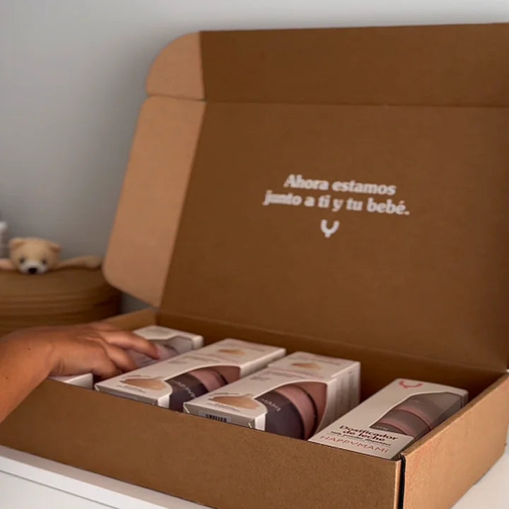 Caja Happymami abierta con biberones y dosificador